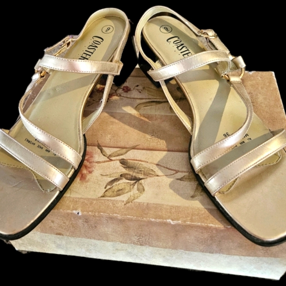 WORN ONCE "COASTERS" GOLDEN SHINE DRESS HELED SANDALS! SZ 9